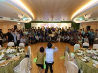 04 taking group photo